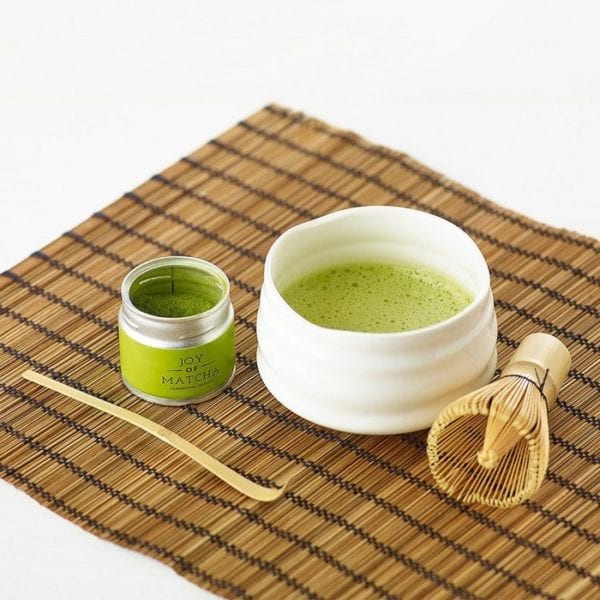 Matcha thee, bamboe lepel en klopper